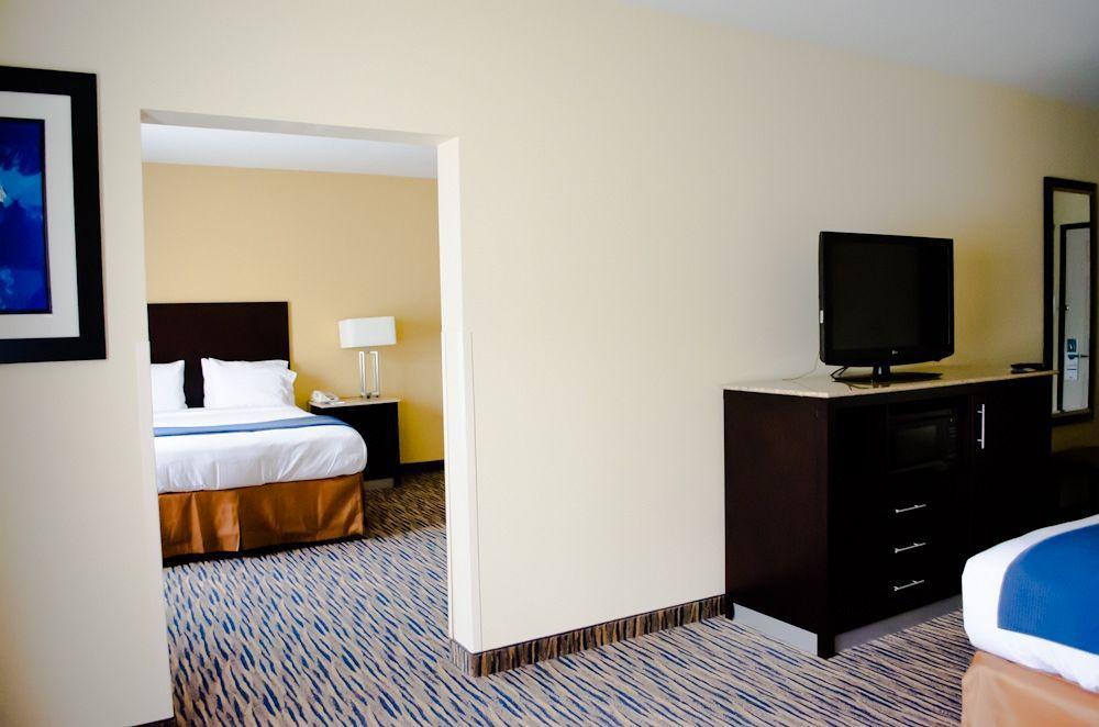Holiday Inn Express & Suites Denver North - Thornton By Ihg Exterior photo