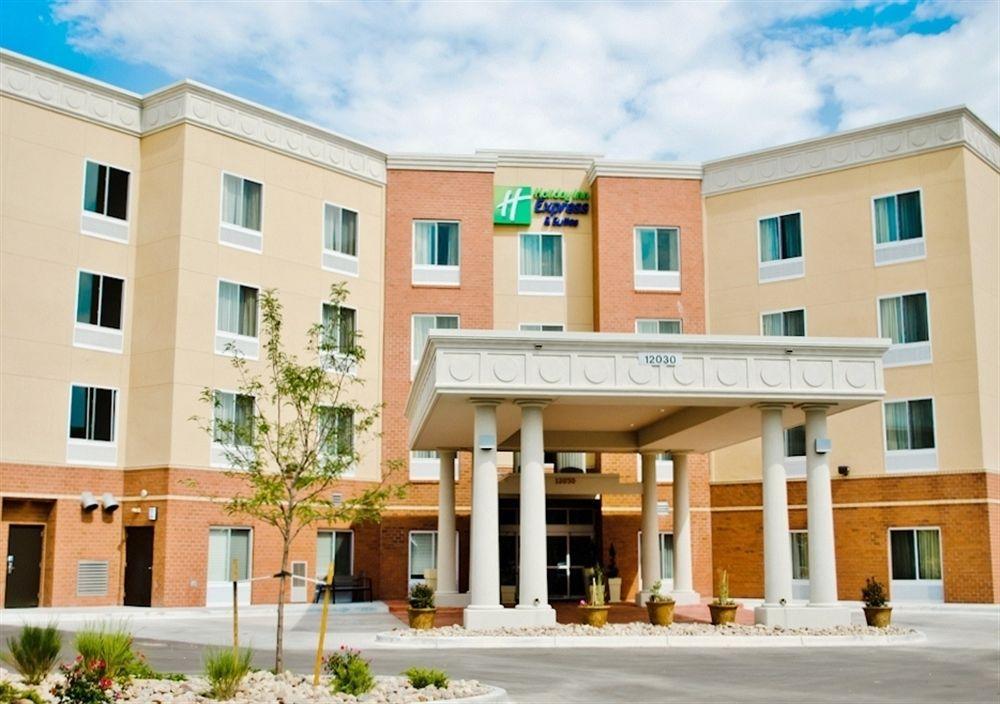 Holiday Inn Express & Suites Denver North - Thornton By Ihg Exterior photo