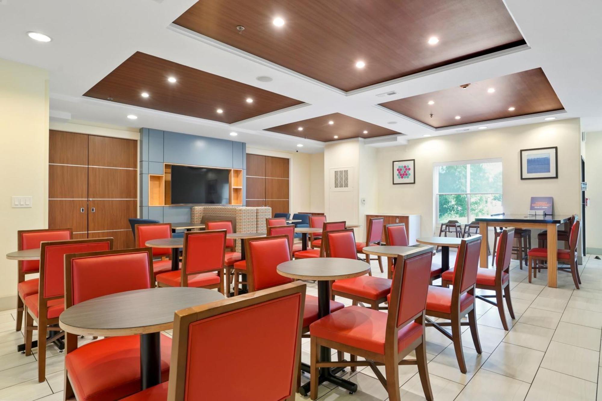 Holiday Inn Express & Suites Denver North - Thornton By Ihg Exterior photo